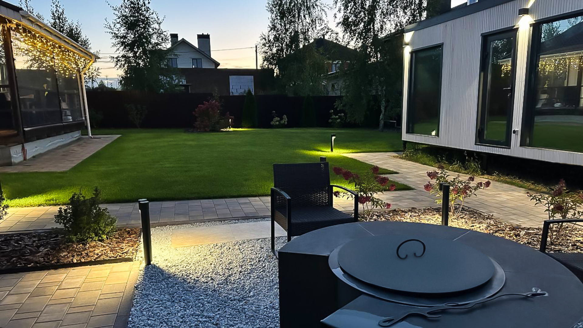 Минимализм, подсвеченный изнутри: сад частного дома