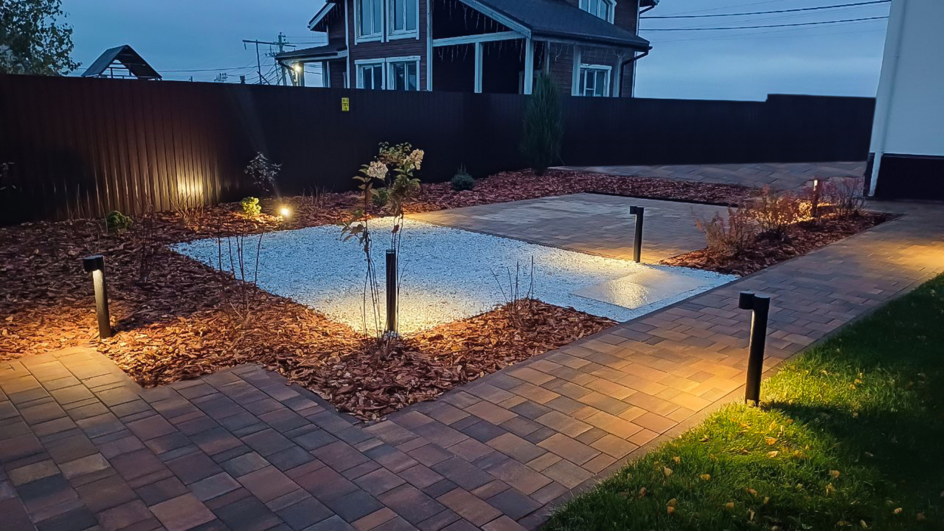 Минимализм, подсвеченный изнутри: сад частного дома