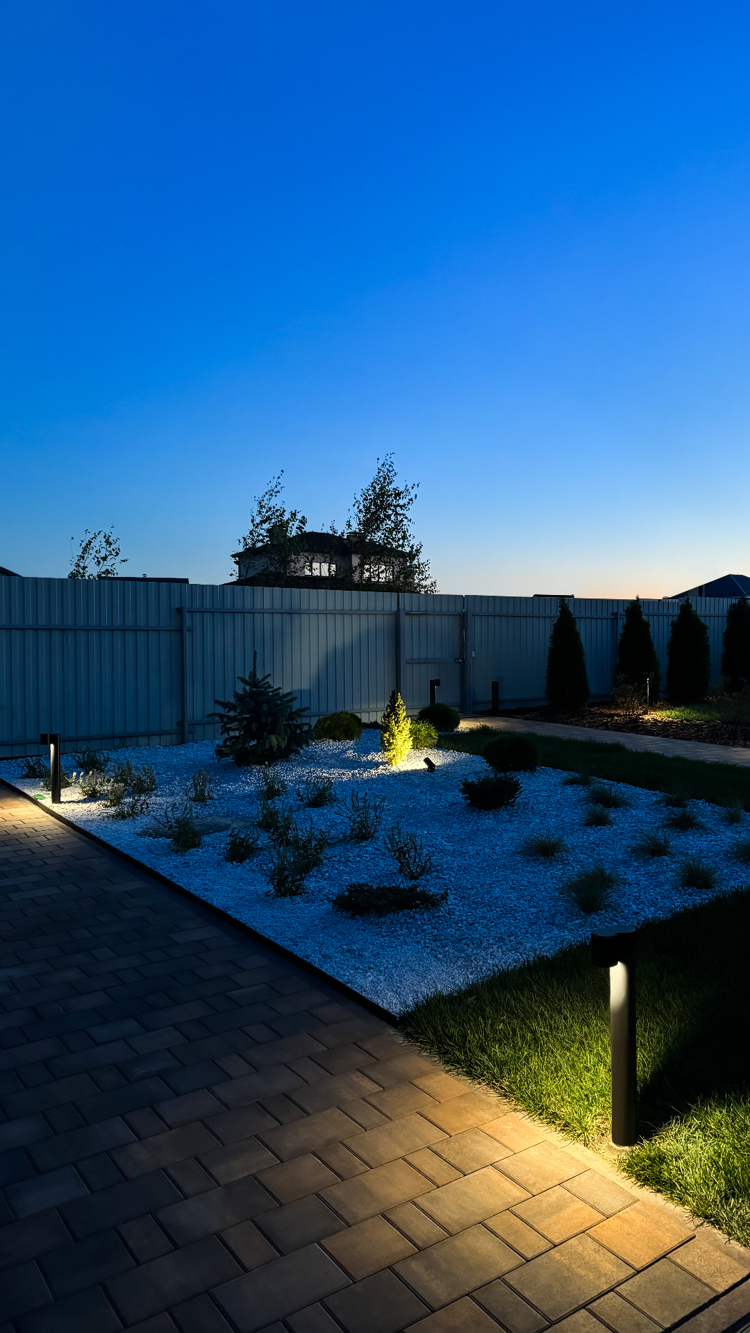 Минимализм, подсвеченный изнутри: сад частного дома